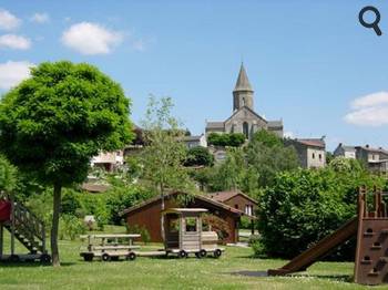 Le village de chalets et gîtes se situe à proximité de la cité Chateauponsac