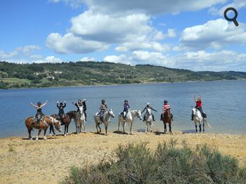 Raid à cheval pour ados de sept jours en Lozère, le lac de Naussac